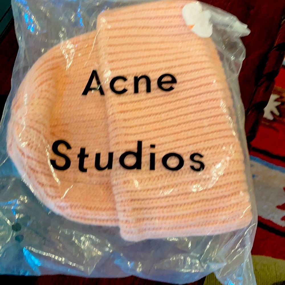 Acne beanie
